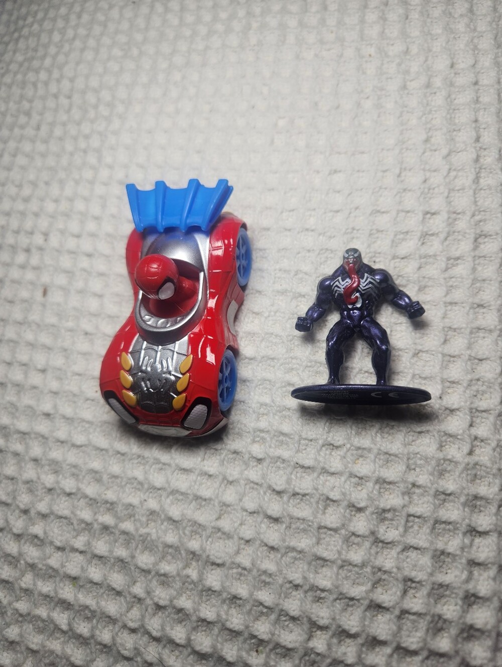 Spiderman Die Cast Car With Bonus Mini Venom Figure